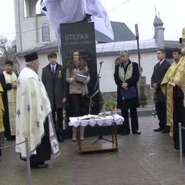 Primăria Slatina din Ucraina a organizat festivitatea dezvelirii busturilor lui Stefan cel Mare si Mihai Eminescu Primăria Slatina din Ucraina a organizat festivitatea dezvelirii busturilor lui Stefan cel Mare si Mihai Eminescu