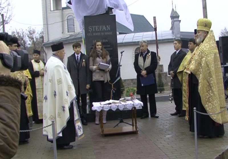 Primăria Slatina din Ucraina a organizat festivitatea dezvelirii busturilor lui Stefan cel Mare si Mihai Eminescu