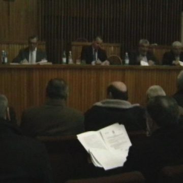 Baia Mare: Deszăpezirea drumurilor judeţene, motiv de ceartă la şedinţa CJ. Mircea Man ar putea rezilia contractul cu Societatea Drumuri Poduri Maramureş