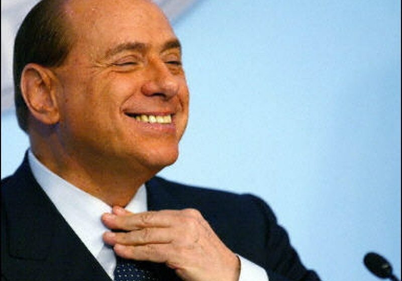 Silvio Berlusconi va lansa un album muzical împreună cu un cântăreţ napoletan
