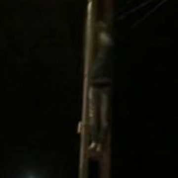 SIGHET: Un stâlp de electricitate era gata gata să se rastoarne pe casa unui proprietar de pe Lucian Blaga, daca nu ar fi intervenit viceprimarul Ovidiu Nemeş SIGHET: Un stâlp de electricitate era gata gata să se rastoarne pe casa unui proprietar de pe Lucian Blaga, daca nu ar fi intervenit viceprimarul Ovidiu Nemeş