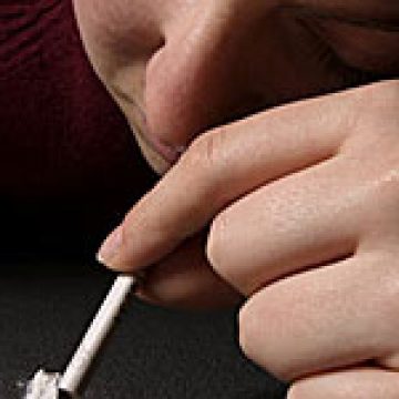 SIGHET: O minoră din Sighet a spart geamul unui spaţiu comercial după ce a inhalat substanţe halucinogene SIGHET: O minoră din Sighet a spart geamul unui spaţiu comercial după ce a inhalat substanţe halucinogene