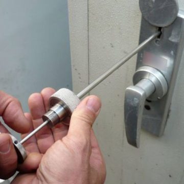SIGHET: Poliţiştii sigheteni au identificat trei adolescenţi ca fiind autorii unei tâlhării comisă sâmbătă seara de persoane necunoscute, într-un imobil din municipiu SIGHET: Poliţiştii sigheteni au identificat trei adolescenţi ca fiind autorii unei tâlhării comisă sâmbătă seara de persoane necunoscute, într-un imobil din municipiu