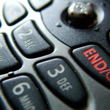 Sighet: Doi elevi au sustras telefonul mobil al unei colege de clasă Sighet: Doi elevi au sustras telefonul mobil al unei colege de clasă