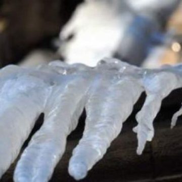 Temperaturi cu minus în Maramureş şi porţiuni de gheaţă în zona montană a oraşului Cavnic Temperaturi cu minus în Maramureş şi porţiuni de gheaţă în zona montană a oraşului Cavnic