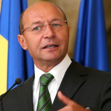 Traian Băsescu a săvârşit un act de violenţă fizică asupra minorului, la mitingul din 2004. Vezi motivarea deciziei instanţei în procesul cu Dinu Patriciu Traian Băsescu a săvârşit un act de violenţă fizică asupra minorului, la mitingul din 2004. Vezi motivarea deciziei instanţei în procesul cu Dinu Patriciu