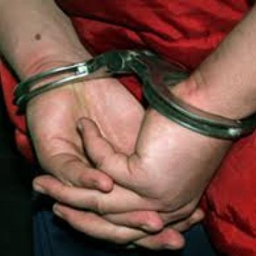 Trei condamnati retinuti de politisti
