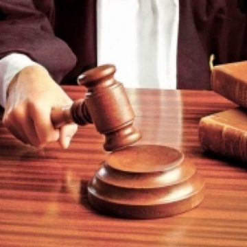 Şapte tineri urmăriţi penal de către poliţişti în urma provocării unui scandal la Baia Mare