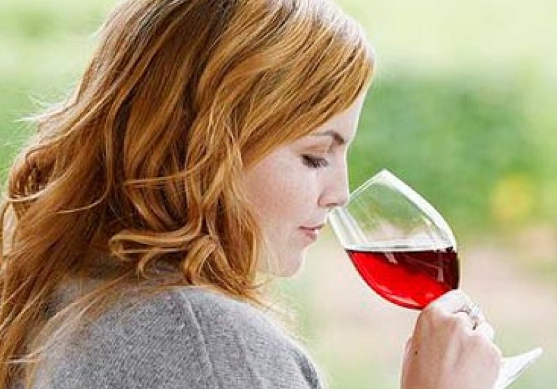 Vinul roşu ţine la distanţă cancerul mamar, bolile de inimă şi diabetul. Câte pahare trebuie să bei pe zi Vinul roşu ţine la distanţă cancerul mamar, bolile de inimă şi diabetul. Câte pahare trebuie să bei pe zi