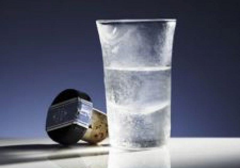 Baia Mare: Prins la magazin cu vodca în haină, sustrasă de la raionul de băuturi alcoolice