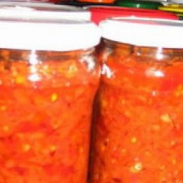 SIghet: Murături, zacuscă, dulceţuri şi compoturi preparate "ca la mama acasă" scoase la vânzare pe tarabele din Piaţa Agroalimentară din Sighet