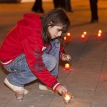 SIGHET: Zeci de "steluţe"aprinse în Parcul Central în gest de solidaritate cu cei nevoiaşi
