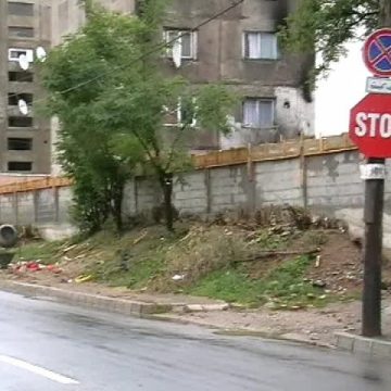 Baia Mare: Un nou zid ar putea fi construit pe strada Horea. Edilul băimărean contestă amenda CNCD şi refuză demolarea actualului zid