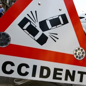 Un Conducător auto cu permisul anulat si aflat în stare de ebrietate a lovit cu un buldo-excavator o maşină de poliţie