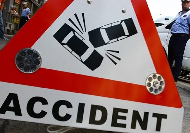 Un Conducător auto cu permisul anulat si aflat în stare de ebrietate a lovit cu un buldo-excavator o maşină de poliţie Un Conducător auto cu permisul anulat si aflat în stare de ebrietate a lovit cu un buldo-excavator o maşină de poliţie