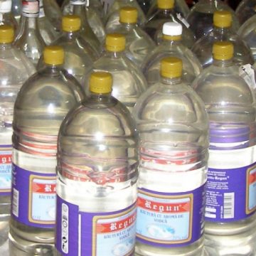 Doi bărbaţi, surprinşi în miez de noapte transportând prin Şomcuta Mare  alcool fără documente legale, vor fi cercetaţi penal pentru evaziune fiscală