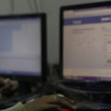 Anonymous afirmă că a piratat o agenţie privată de analiză Anonymous afirmă că a piratat o agenţie privată de analiză