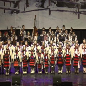 Ansamblul sighetean "Mugurelu" a susţinut un spectacol de excepţie la Sala Palatului din Bucureşti Ansamblul sighetean "Mugurelu" a susţinut un spectacol de excepţie la Sala Palatului din Bucureşti