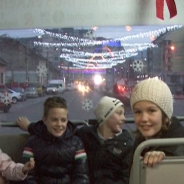 SIGHET: Autobuzul lui Moş Crăciun îi aşteaptă pe cei mici la o călătorie de neuitat prin oraş