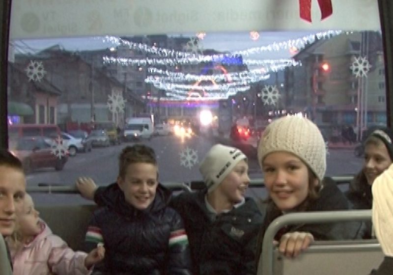 SIGHET: Autobuzul lui Moş Crăciun îi aşteaptă pe cei mici la o călătorie de neuitat prin oraş SIGHET: Autobuzul lui Moş Crăciun îi aşteaptă pe cei mici la o călătorie de neuitat prin oraş