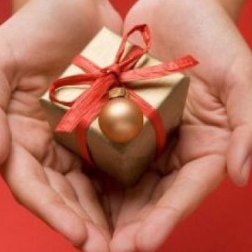 Din suflet, daruri pentru bătrânii instituţionalizaţi la Poienile de Sub Munte care nu mai au pe nimeni de sărbători Din suflet, daruri pentru bătrânii instituţionalizaţi la Poienile de Sub Munte care nu mai au pe nimeni de sărbători