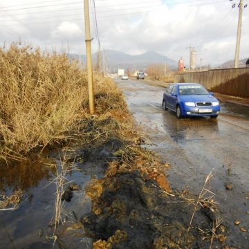 Baia Mare: Canalul care a inundat şoseaua de centură a municipiului Baia Mare va fi decolmatat Baia Mare: Canalul care a inundat şoseaua de centură a municipiului Baia Mare va fi decolmatat