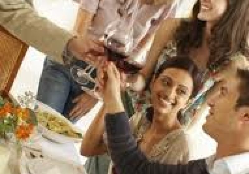 Regulile de etichetă în timpurile moderne: Ce n-o să-ţi spună gazda la o petrecere