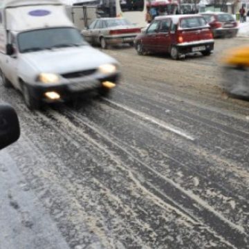 INFO TRAFIC: Circulaţie rutieră în condiţii de iarnă
