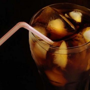 Cât trebuie să alergi pentru a consuma caloriile pe care le conţine un pahar de Coca-Cola