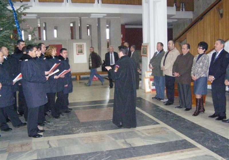 Baia Mare: Corul pompierilor militari din cadrul ISU Maramureş, cu colinda la autorităţile judeţului Baia Mare: Corul pompierilor militari din cadrul ISU Maramureş, cu colinda la autorităţile judeţului