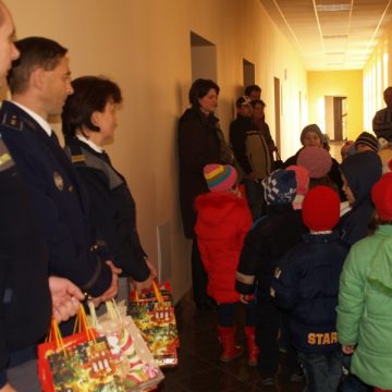 SIGHET: Colindul unor oaspeţi de seamă şi sosirea Moşului într-un mod spectaculos a transformat această zi într-o zi memorabilă pentru angajaţii Poliţiei Sighet SIGHET: Colindul unor oaspeţi de seamă şi sosirea Moşului într-un mod spectaculos a transformat această zi într-o zi memorabilă pentru angajaţii Poliţiei Sighet