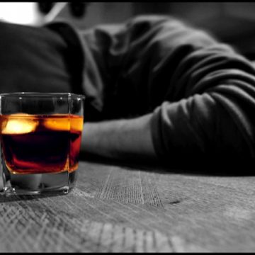 Moarte cumplită survenită în urma consumului de alcool la un bărbat de 50 de ani din Rona de Sus Moarte cumplită survenită în urma consumului de alcool la un bărbat de 50 de ani din Rona de Sus