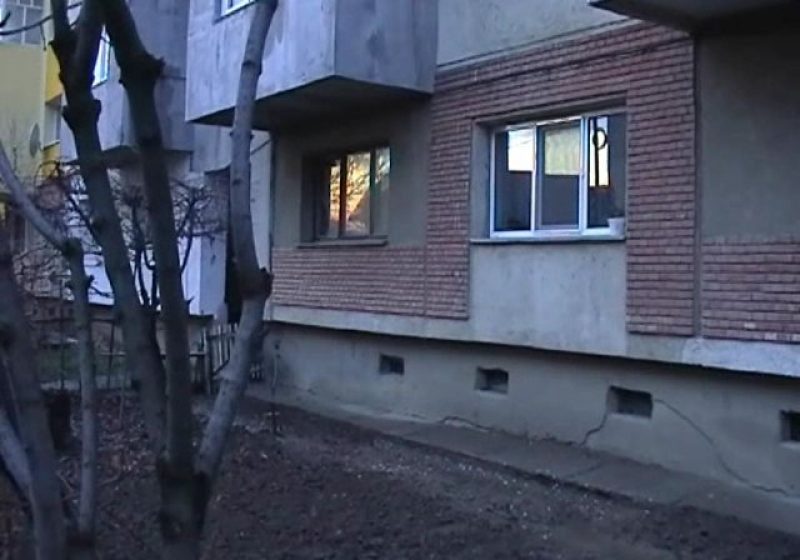 Baia Mare – CRIMĂ – UN MINOR ÎN VÂRSTĂ DE NUMAI 15 ANI ŞI-A ÎNJUNGHIAT TATĂL ÎN INIMĂ Baia Mare – CRIMĂ – UN MINOR ÎN VÂRSTĂ DE NUMAI 15 ANI ŞI-A ÎNJUNGHIAT TATĂL ÎN INIMĂ