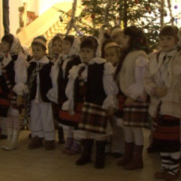SIGHET: Copiii de la Gradinita Nr. 9 din Sighetu Marmatiei au colindat azi Primăria Sighet SIGHET: Copiii de la Gradinita Nr. 9 din Sighetu Marmatiei au colindat azi Primăria Sighet