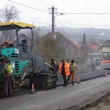 Maramureş – Premieră – Pe DN 1C Baia Mare – Dej se toarnă asfalt în condiţii de iarnă, cu un utilaj special Maramureş – Premieră – Pe DN 1C Baia Mare – Dej se toarnă asfalt în condiţii de iarnă, cu un utilaj special