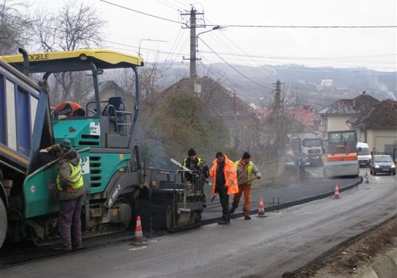 Maramureş – Premieră – Pe DN 1C Baia Mare – Dej se toarnă asfalt în condiţii de iarnă, cu un utilaj special Maramureş – Premieră – Pe DN 1C Baia Mare – Dej se toarnă asfalt în condiţii de iarnă, cu un utilaj special