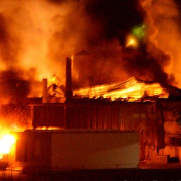 Poliţiştii de investigaţii criminale continuă cercetarea împrejurărilor în care o explozie produsă pe o stradă din Baia Mare a provocat două victime