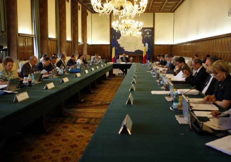 Guvernul îşi va angaja răspunderea pentru comasarea alegerilor şi promovarea judecătorilor
