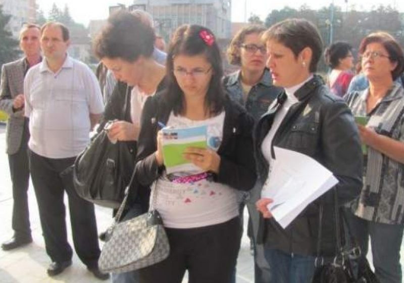 În speranţa că vor pleca la lucru în străinătate,mai multe persoane din localităţile Vişeu de Sus şi Vişeu de Jos s-au trezit păgubite cu sute de euro