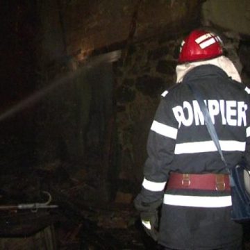 Baia Mare: O casă părăsită a ars aproape în totalitate după o joacă a unor copii cu focul