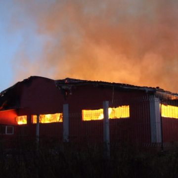 VIDEO: Un incendiu puternic a izbucnit in urma cu cateva ore la o fabrica de mobila din Vadu Izei