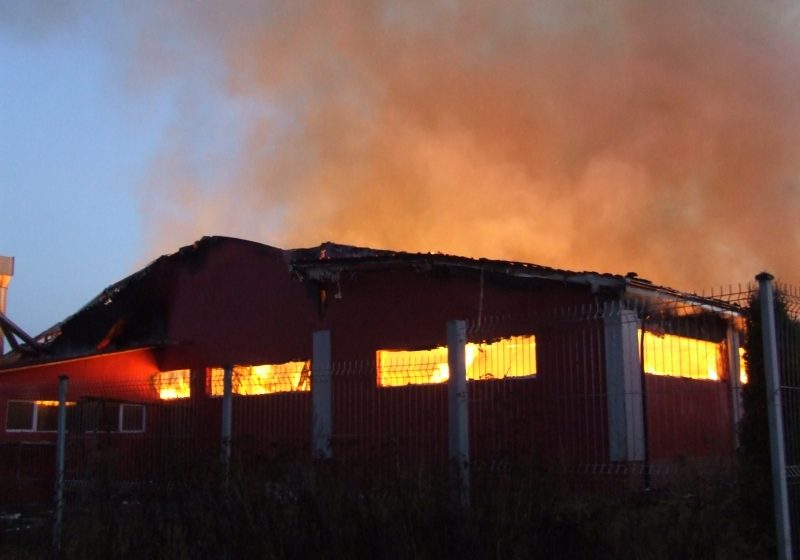 VIDEO: Un incendiu puternic a izbucnit in urma cu cateva ore la o fabrica de mobila din Vadu Izei