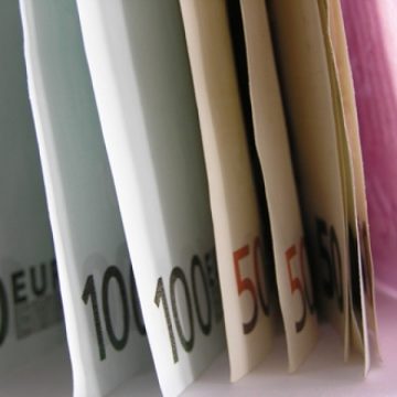 Majorarea salariilor promisă de guvernanţi, praf în ochi aruncat bugetarilor Majorarea salariilor promisă de guvernanţi, praf în ochi aruncat bugetarilor