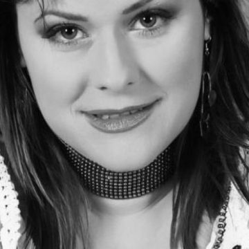 Mălina Olinescu a murit. Cântăreaţa a căzut de la etajul şase al blocului în care locuia
