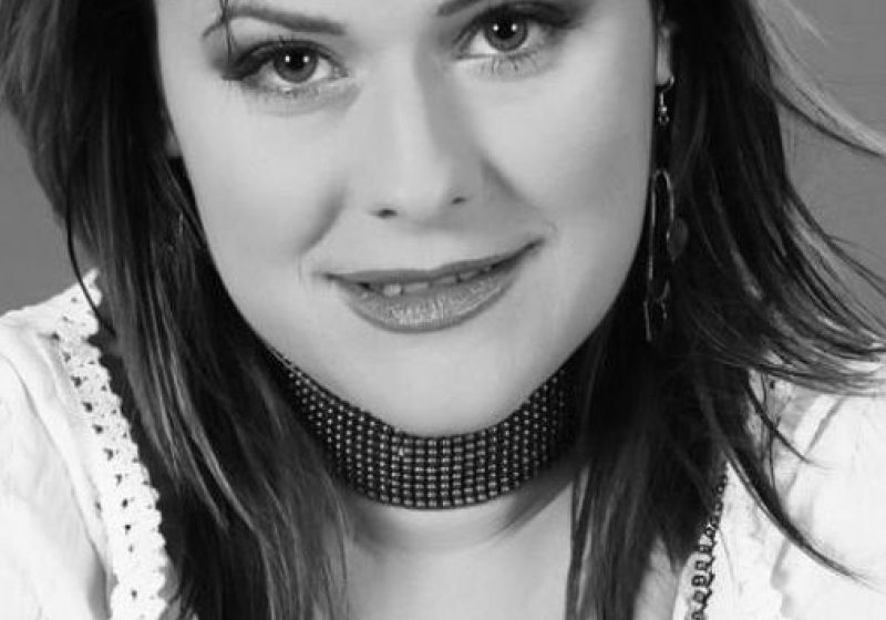 Mălina Olinescu a murit. Cântăreaţa a căzut de la etajul şase al blocului în care locuia