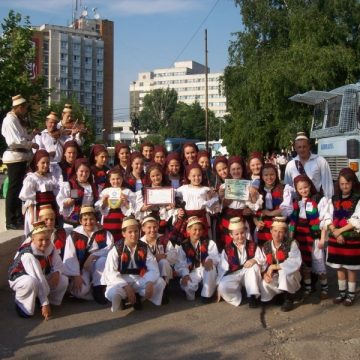 Micutii sigheteni ai Ansamblul “Mugurelu” al Clubului Copiilor vor urca in aceasta seara pe scena Salii Palatului din Bucuresti Micutii sigheteni ai Ansamblul “Mugurelu” al Clubului Copiilor vor urca in aceasta seara pe scena Salii Palatului din Bucuresti