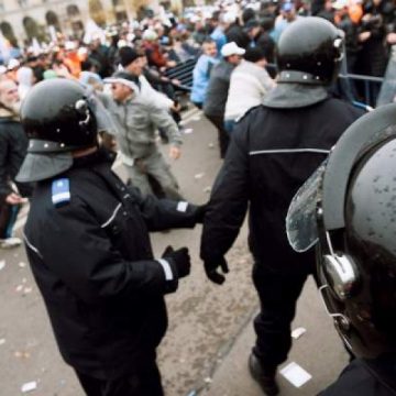 Aproximativ patru sute de manifestanţi în Piaţa Victoriei, la un miting al revoluţionarilor Aproximativ patru sute de manifestanţi în Piaţa Victoriei, la un miting al revoluţionarilor