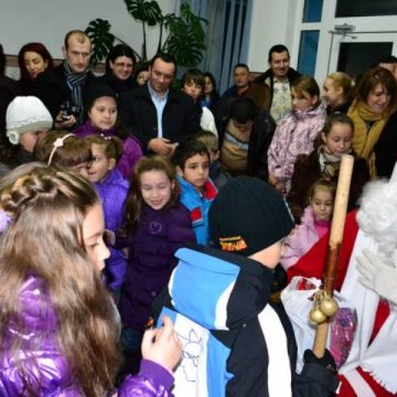 Baia Mare: Moş Crăciun a ajuns si la copiii jandarmilor Baia Mare: Moş Crăciun a ajuns si la copiii jandarmilor