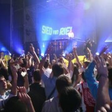 Muzica ascultată la intensitate mare îi face pe oameni să bea mai mult (studiu) Muzica ascultată la intensitate mare îi face pe oameni să bea mai mult (studiu)