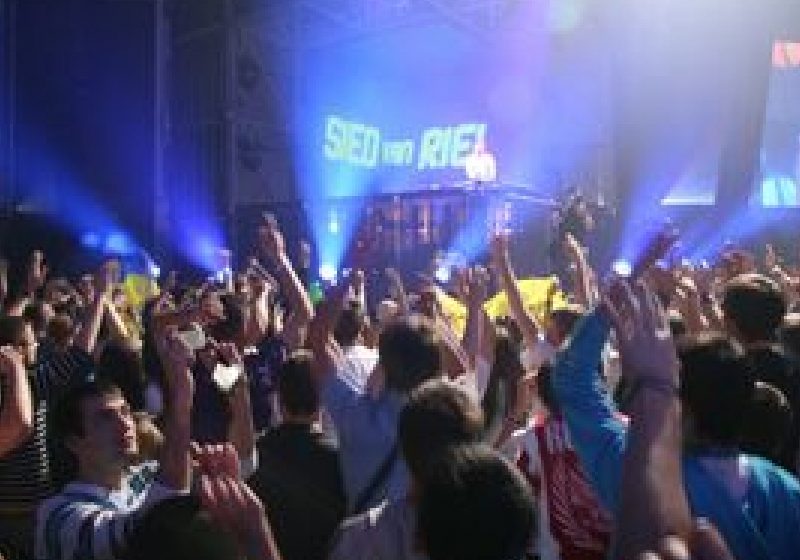 Muzica ascultată la intensitate mare îi face pe oameni să bea mai mult (studiu)